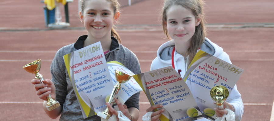 Mrągowianka Martyna Szynkowska (z lewej) na najwyższym podium w grze pojedynczej i podwójnej Międzywojewódzkiego Turnieju Tenisa Ziemnego w Kategorii Skrzatek do lat 12