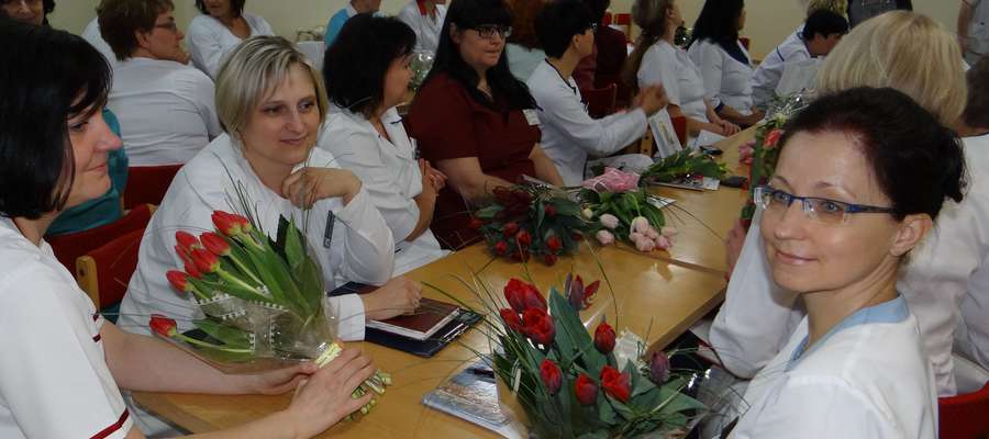 Z okazji przypadającego na 12 maja Międzynarodowego Dnia Pielęgniarek i Położnych dyrekcja szpitala spotkała się z przedstawicielkami oddziałów poradni i pracowni