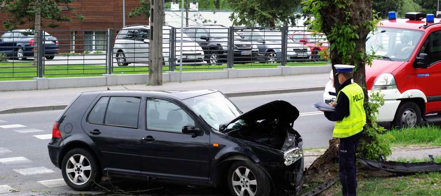 Jeden z wypadków zdarzył się na ul. Konstytucji 3 Maja w Iławie. Auto uderzyło w przydrożne drzewo. Poszkodowane były dwie osoby