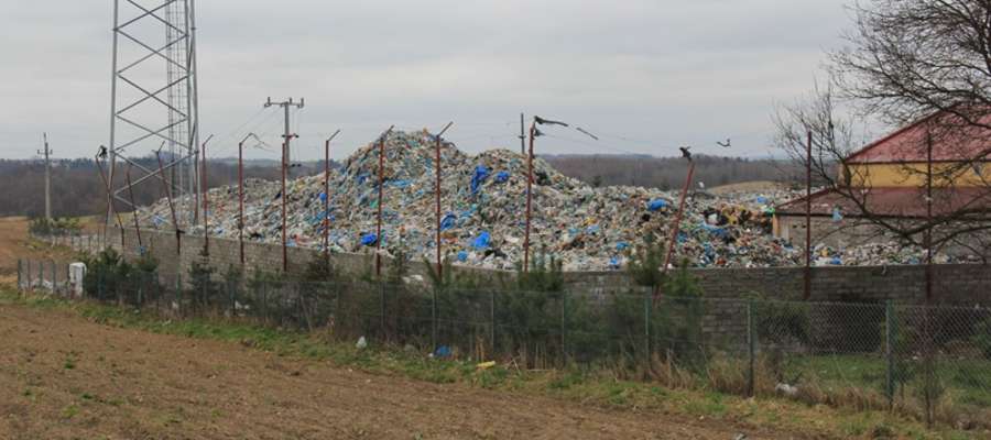 Zdjęcie sortowni w Morlinach wykonane w kwietniu 2012 roku. Od tamtej pory śmieci nie ubyło.