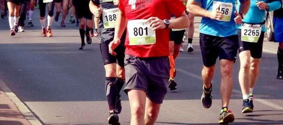 Paweł Oleński (nr 801) podczas kwietniowego maratonu w Dębnie ustanowił swój rekord życiowy, który obecnie wynosi 3 godz. 28 min.