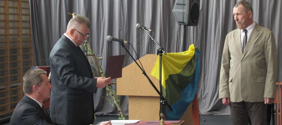 Przewodniczący Rady Miejskiej w Orzyszu Wiesław Wasilewski wręczył okolicznościowe statuetki zasłużonym samorządowcom, m.in. byłemu burmistrzowi Adamowi Korenkiewiczowi (na zdjęciu z lewej)
