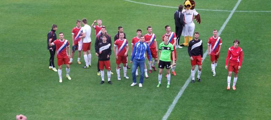 Piłkarze Sokoła po meczu podziękowali kibicom za doping