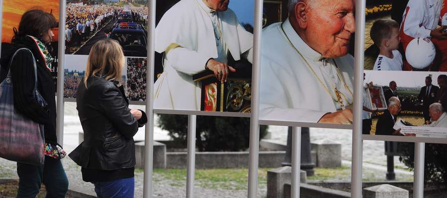 Papieska wystawa przed elbląską katedrą