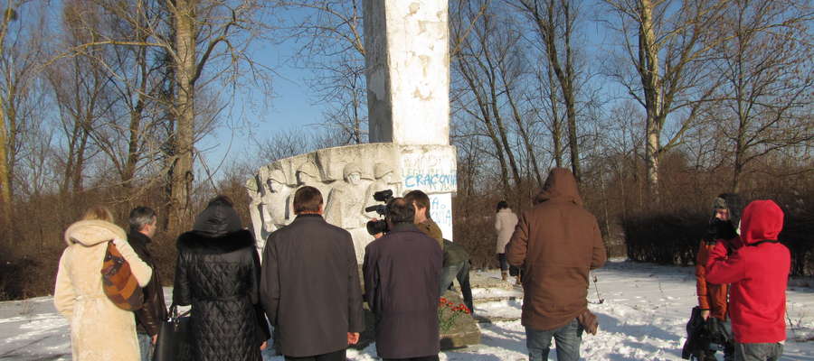 W lutym Rosjanie zorganizowali oficjalne uroczystości pod pomnikiem generała Iwana Czerniachowskiego