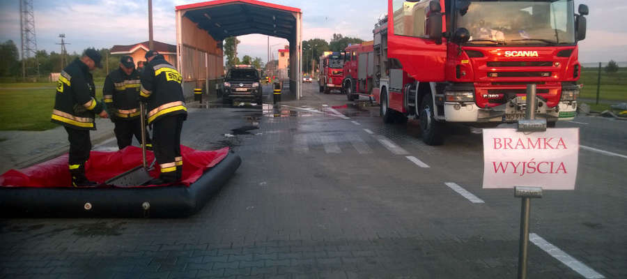 Wyciek kwasu na przejściu granicznym w Bezledach usuwali strażacy z Bartoszyc i Olsztyna.