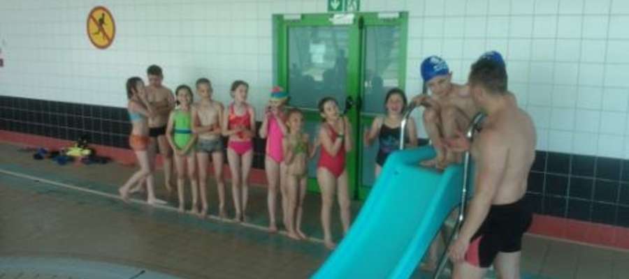 Trzecioklasiści z Młynar i Błudowa dwa razy w tygodniu jeżdżą na basen do Braniewa