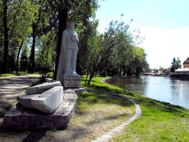 Pomnik Melchiora Wańkowicza w Piszu - full image