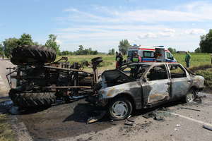 Rajd pijanego kierowcy zakończył się uderzeniem w ciągnik. Pojazdy spłonęły.