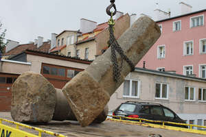 Kolejne dwa zabytkowe kamienie milowe znalezione w Bartoszycach
