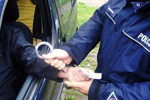 Pijany kierowca usiłował wręczyć policjantom 5000 zł