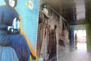 Ełckie graffiti: mural w bramie obchodzi urodziny