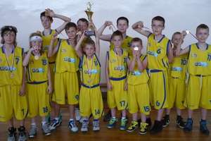 Młodzi ełccy koszykarze wygrywają zawody w Białymstoku