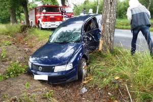 Volkswagen uderzył w drzewo. Jedna osoba ranna