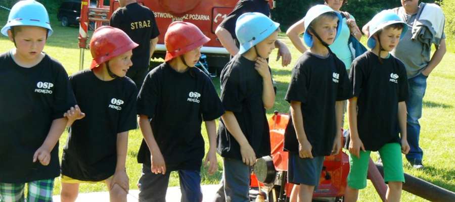 
Młodzież mogła uczestniczyć w grach i zabawach oraz w mini zawodach pożarniczych