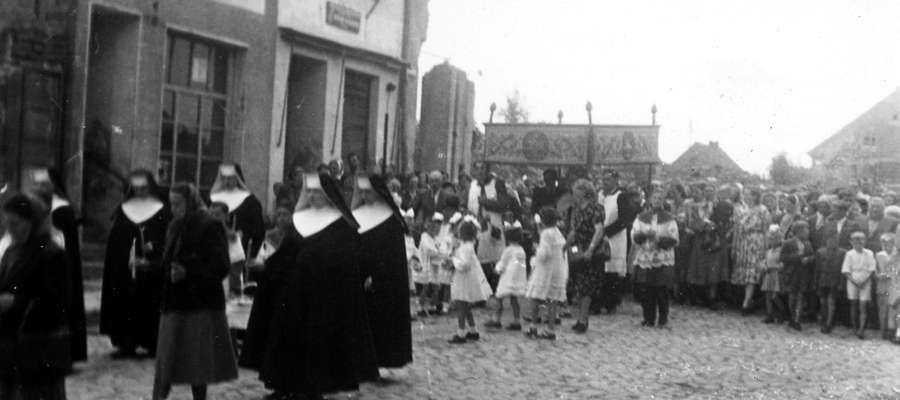 Zdjęcie jest ilustracją do tekstu. Procesja Bożego Ciała w Bisztynku w latach 50-tych XX wieku.