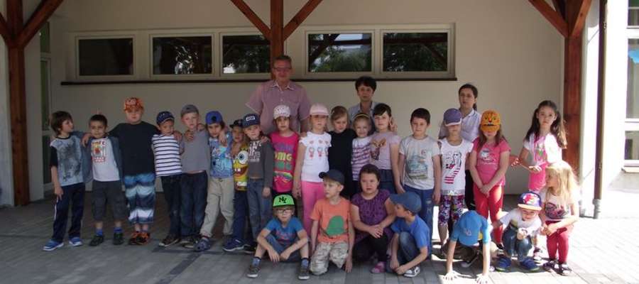 Przedszkolaków powitał dyrektor szkoły 