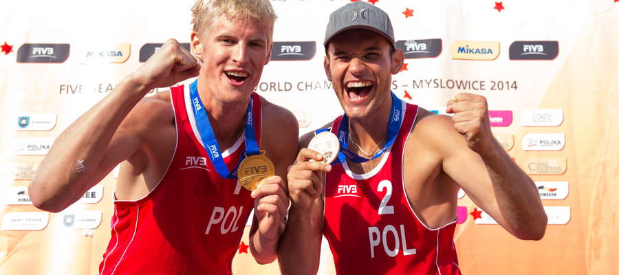 Maciej Rudol (z lewej) i Maciej Kosiak — nowi mistrzowie świata w siatkówce plażowej do lat 23