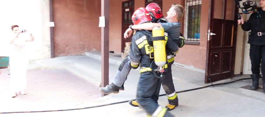 Podczas ćwiczeń przy szpitalu strażacy musieli ratować swojego kolegę, który zasłabł w zadymionym budynku. Na szczęście nikomu nic się nie stało.