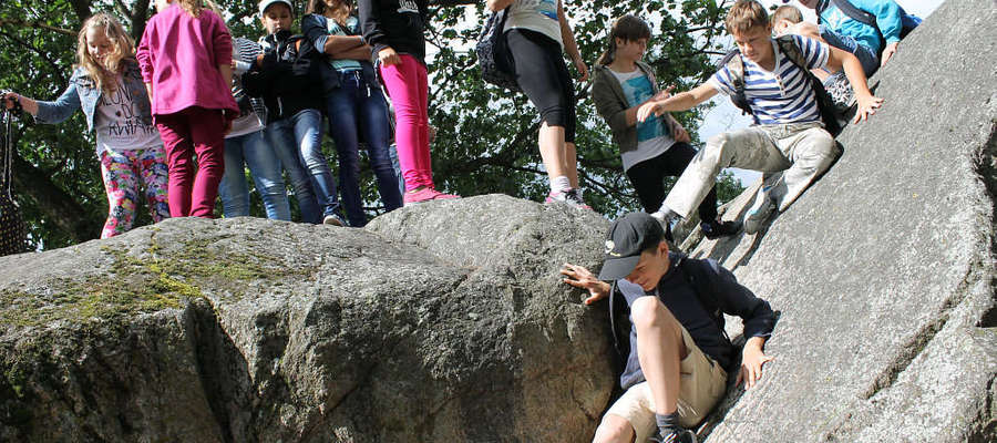 Uczniowie klasy V SP nr 4 w Batoszycach bardzo dokładnie zwiedziły "Diabelski Kamień" w Bisztynku