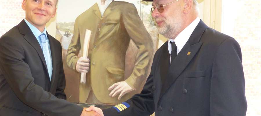 Na tle zwycięskiego portretu jego twórca Adam Chmielewski (z lewej) i gratulujący mu Stanisław Otremba z Rejonowego Zarządu Gospodarki Wodnej w Gdańsku
