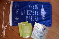 Zestaw materiałów promocyjnych kampanii "Wpłyń na czyste Mazury"