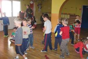 Młodzież zaprasza najmłodszych do zabawy z żonglerką 