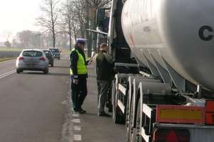 Policja kontroluje kierowców ciężarówek 