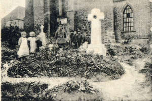 Tragiczne pamiątki po I wojnie w Sątopach