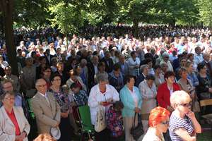Tłum na Sumie Odpustowej w Lipach