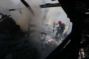 Pożar w fabryce zniczy pod Olsztynem. 35 strażaków w akcji