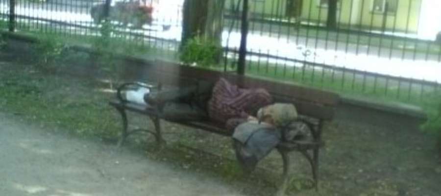 Widzisz śpiącego na ławce bezdomnego – nie bądź obojętny
