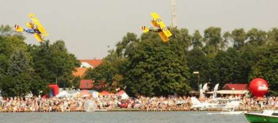 Pokazy Mazury AirShow nad jeziorem Niegocin