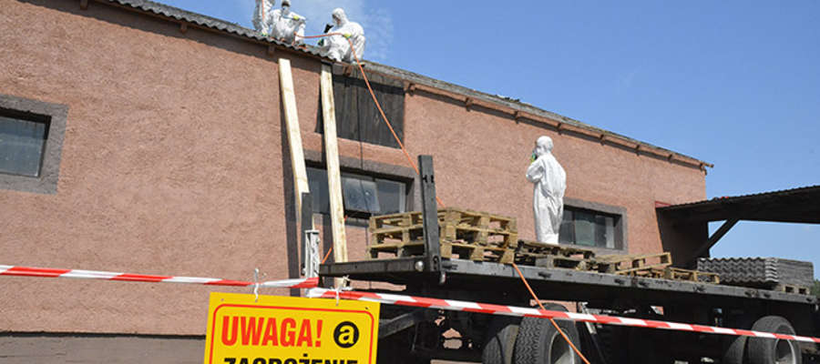 We wtorek 8 lipca eternit usunięto z dachów budynku Edwarda Kaczmarczyka z Rozóg