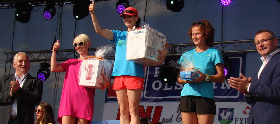 Joanna Derkowska (z lewej) z nagrodą za wynik