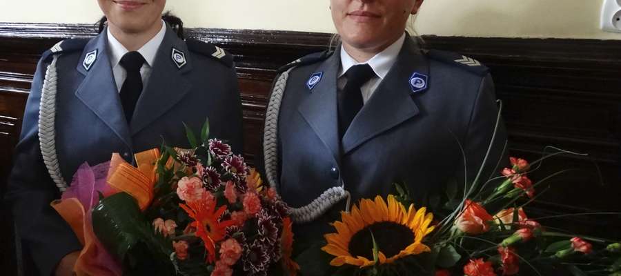 Kwiaty trafiły również do pań policjantek