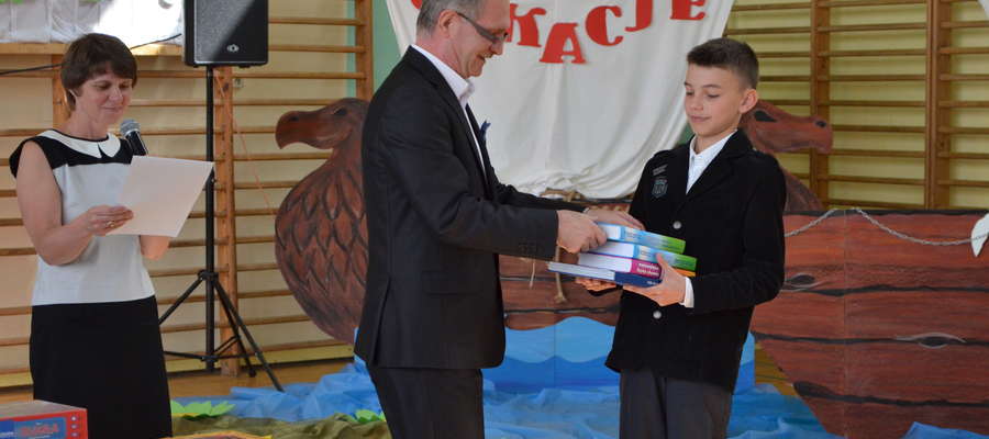 Michał Mgeładze-Arciuch osiągając średnią ocen 6,0 nagrodzony został tytułem najlepszego absolwentem klas szóstych Zespołu Szkół Nr 4