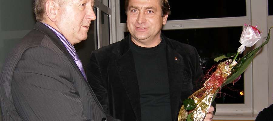  Zdjęcie archiwalne (30. września 2009, wybory nowych władz Jezioraka), a na nim Andrzej Sobiech (z lewej), jeden z pomysłodawców utworzenia w Iławie nowej drużyny piłkarskiej oraz Mirosław Mazur, prezes Jezioraka Iława