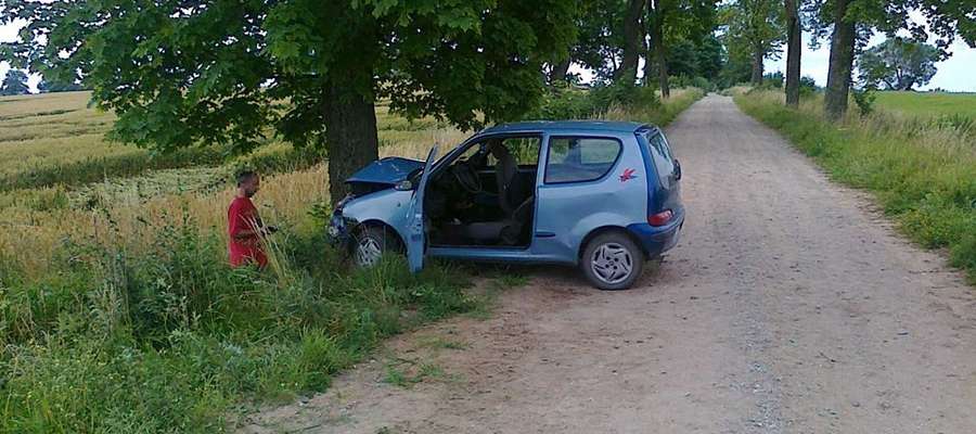 Kierowca Fiata stracił panowanie nad pojazdem i uderzył w drzewo. Trafił do szpitala. 