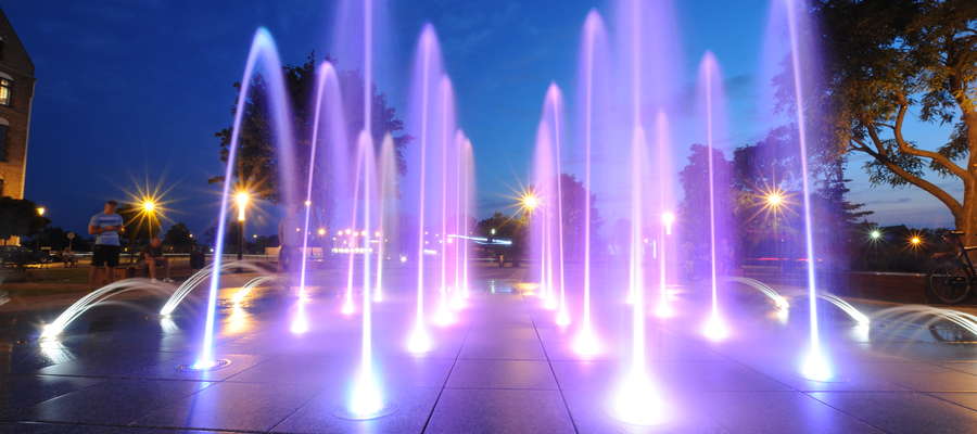 Nocny pokaz fontanny przed katedrą