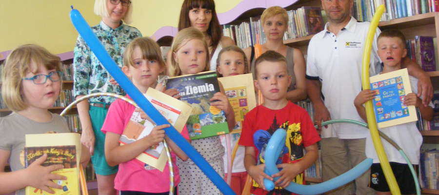 Dzieci wykręciły w bibliotece miejskiej nagrody książkowe przy użyciu Hula Hop