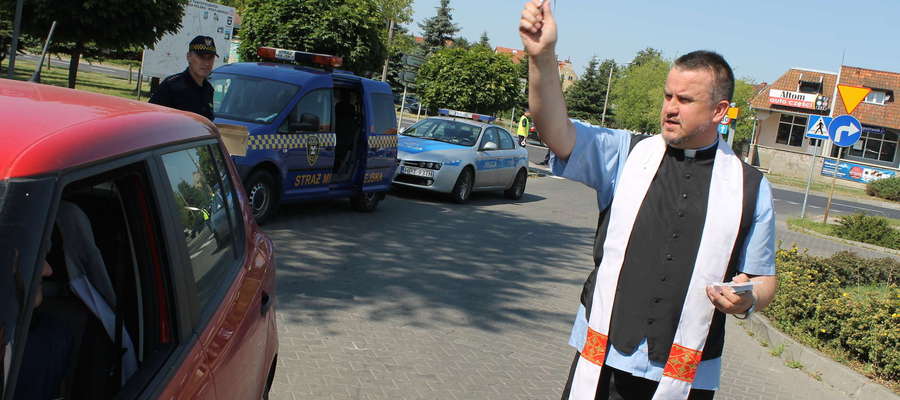 Ks. Roman, wikary z parafii św. Brunona w Bartoszycach, chętnym święcił ich pojazdy.