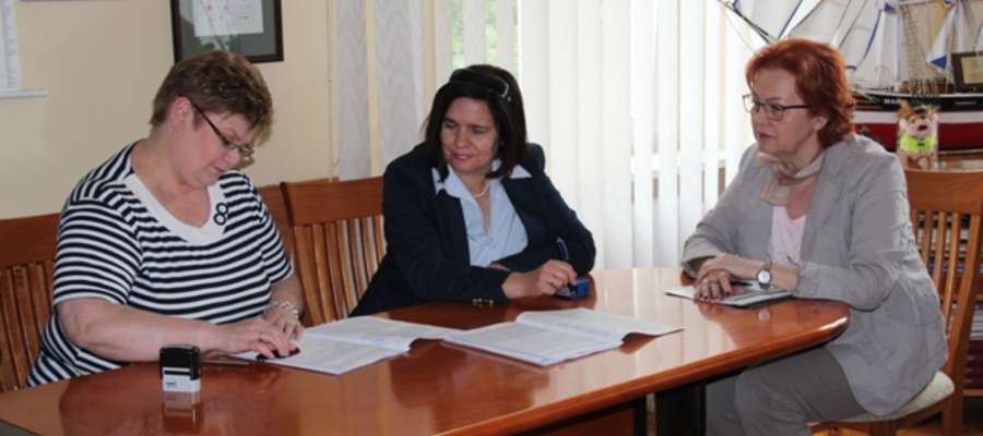 Umowę podpisano w obecności notariusza Bożenny Mrozinkiewicz