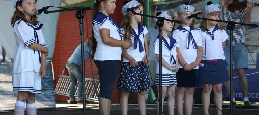 Dzieci z przedszkola Promyk zaśpiewały "Chwytaj w żagle wiatr" oraz "Bum cyk cyk i rata rata"