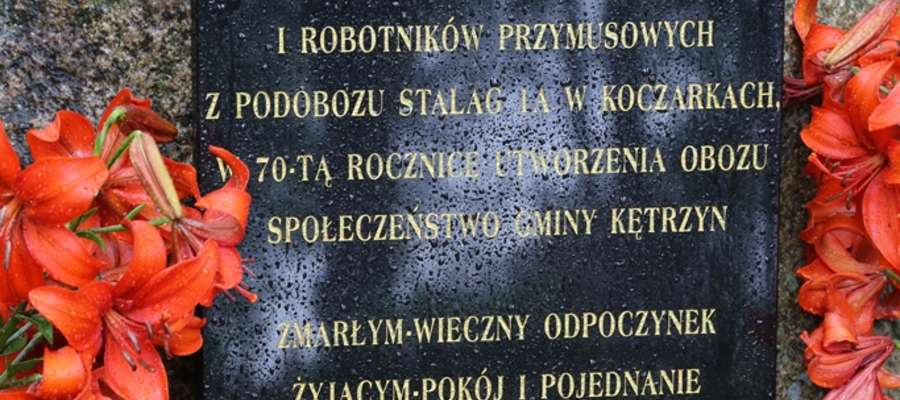 Tablica pamiątkowa przy mogiłach bezimiennych ofiar Stalagu 1A