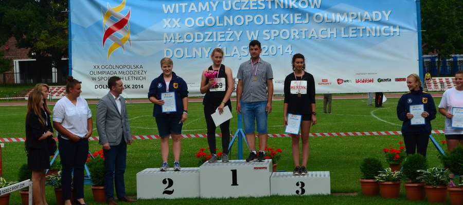 Izabela Mendyk na podium (pierwsza z prawej) 