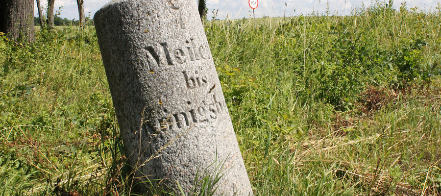 Kamień milowy w Szczurkowie z napisem "7 Meilen bis Königsberg".