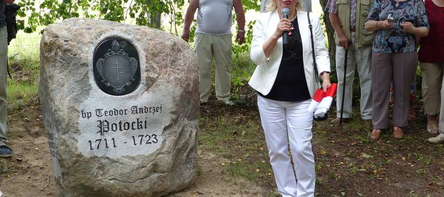 Pamiątkowy głaz biskupa warmińskiego Teodorego Andrzeja Potockiego i jego fundatorka - bibliotekarka i przewodniczka turystyczna z Olsztyna Urszula Bełza