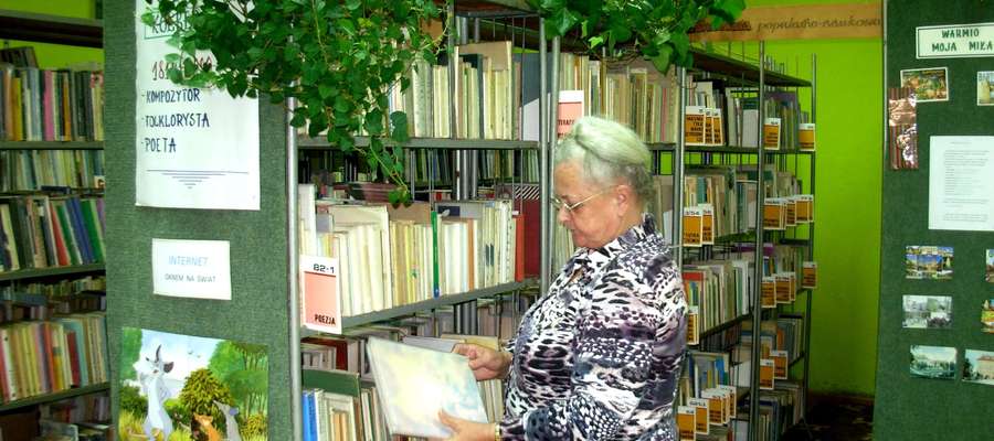 Stanisława Hładasz prowadzi bibliotekę w Rodnowie "od zawsze".