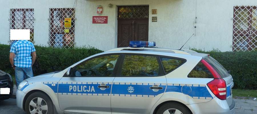 Policjanci sprawdzają budynek Prokuratury Okręgowej na Bulwarze Zygmunta Augusta